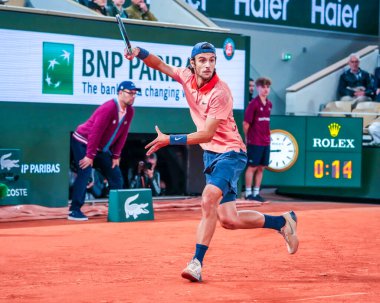 PARIS, FRANCE - 30 Mayıs 2024: İtalyan profesyonel tenisçi Lorenzo Musetti, Fransız Gael Monfils 'e karşı oynadığı 2024 Roland Garros ikinci tur maçında Philippe Chatrier Sarayı' nda