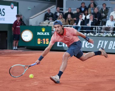 PARIS, FRANCE - 30 Mayıs 2024: İtalyan profesyonel tenisçi Lorenzo Musetti, Fransız Gael Monfils 'e karşı oynadığı 2024 Roland Garros ikinci tur maçında Philippe Chatrier Sarayı' nda