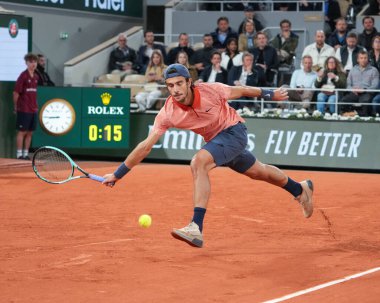 PARIS, FRANCE - 30 Mayıs 2024: İtalyan profesyonel tenisçi Lorenzo Musetti, Fransız Gael Monfils 'e karşı oynadığı 2024 Roland Garros ikinci tur maçında Philippe Chatrier Sarayı' nda