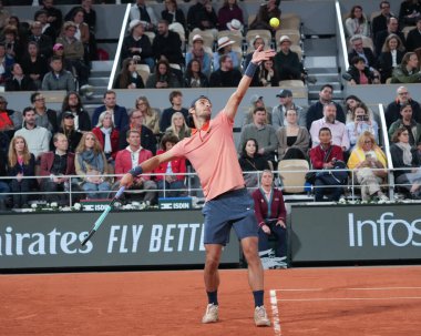 PARIS, FRANCE - 30 Mayıs 2024: İtalyan profesyonel tenisçi Lorenzo Musetti, Fransız Gael Monfils 'e karşı oynadığı 2024 Roland Garros ikinci tur maçında Philippe Chatrier Sarayı' nda