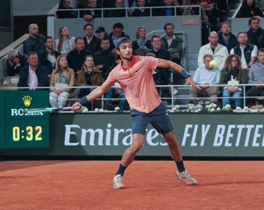 PARIS, FRANCE - 30 Mayıs 2024: İtalyan profesyonel tenisçi Lorenzo Musetti, Fransız Gael Monfils 'e karşı oynadığı 2024 Roland Garros ikinci tur maçında Philippe Chatrier Sarayı' nda