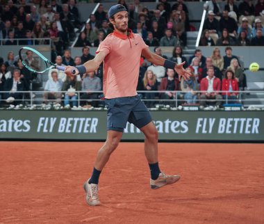 PARIS, FRANCE - 30 Mayıs 2024: İtalyan profesyonel tenisçi Lorenzo Musetti, Fransız Gael Monfils 'e karşı oynadığı 2024 Roland Garros ikinci tur maçında Philippe Chatrier Sarayı' nda