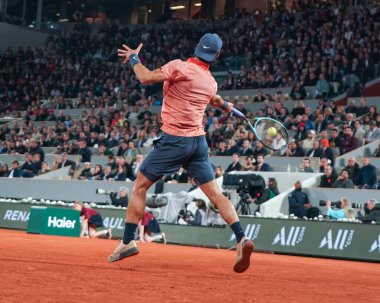 PARIS, FRANCE - 30 Mayıs 2024: İtalyan profesyonel tenisçi Lorenzo Musetti, Fransız Gael Monfils 'e karşı oynadığı 2024 Roland Garros ikinci tur maçında Philippe Chatrier Sarayı' nda