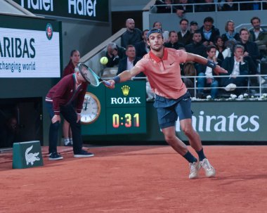 PARIS, FRANCE - 30 Mayıs 2024: İtalyan profesyonel tenisçi Lorenzo Musetti, Fransız Gael Monfils 'e karşı oynadığı 2024 Roland Garros ikinci tur maçında Philippe Chatrier Sarayı' nda