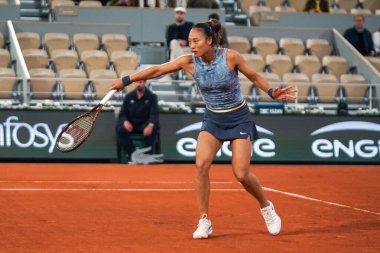 PARIS, FRANCE - 28 Mayıs 2024: Çinli profesyonel tenisçi Qinwen Zheng, 2024 Roland Garros 'un Philippe Chatrier Sarayı' nda Fransız Alize Cornet 'e karşı oynadığı ilk tur karşılaşmasında