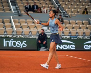 PARIS, FRANCE - 28 Mayıs 2024: Çinli profesyonel tenisçi Qinwen Zheng, 2024 Roland Garros 'un Philippe Chatrier Sarayı' nda Fransız Alize Cornet 'e karşı oynadığı ilk tur karşılaşmasında
