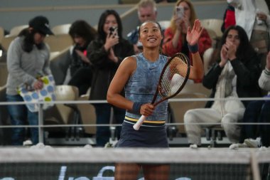 PARIS, FRANCE - 28 Mayıs 2024: Çinli profesyonel tenisçi Qinwen Zheng 2024 Roland Garros 'un Philippe Chatrier Sarayı' nda Fransız Alize Cornet 'e karşı oynadığı ilk tur maçı sonrasında zaferini kutladı
