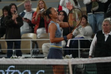 PARIS, FRANCE - 28 Mayıs 2024: Çinli profesyonel tenisçi Qinwen Zheng 2024 Roland Garros 'un Philippe Chatrier Sarayı' nda Fransız Alize Cornet 'e karşı oynadığı ilk tur maçı sonrasında zaferini kutladı