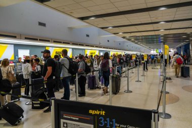 Fort Lauderdale, FLORIDA - 1 Nisan 2024: Fort Lauderdale 'deki Spirit Airlines sayacı - Florida' daki Hollywood Uluslararası Havaalanı. Spirit Airlines, merkezi Dania Beach, Florida 'da bulunan büyük bir Amerikan ultra düşük maliyetli havayolu şirketidir.