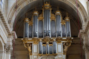 PARIS, FRANCE - 6 Haziran 2022: Fransa 'nın başkenti Paris' teki Saint-Louis-des-Invalides Katedrali olarak da bilinen Hotel des Invalides 'in merkezindeki St. Louis Katedrali