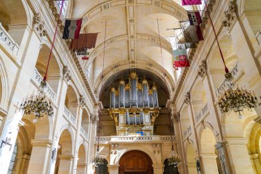 PARIS, FRANCE - 6 Haziran 2022: Fransa 'nın başkenti Paris' teki Saint-Louis-des-Invalides Katedrali olarak da bilinen Hotel des Invalides 'in merkezindeki St. Louis Katedrali