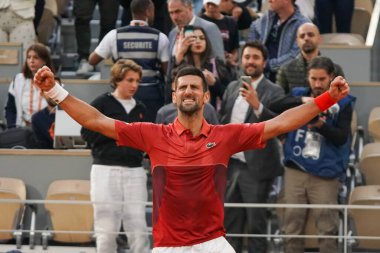 PARIS, FRANCE - 3 Haziran 2024: Sırbistan Grand Slam şampiyonu Novak Cokoviç, Roland Garros 'un Arjantinli Francisco Cerundolo' ya karşı oynadığı 2024 erkekler dördüncü tur karşılaşması sonrasında Philippe Chatrier 'de zaferini kutladı