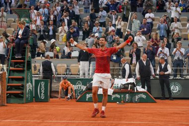 PARIS, FRANCE - 3 Haziran 2024: Sırbistan Grand Slam şampiyonu Novak Cokoviç, Roland Garros 'un Arjantinli Francisco Cerundolo' ya karşı oynadığı 2024 erkekler dördüncü tur karşılaşması sonrasında Philippe Chatrier 'de zaferini kutladı