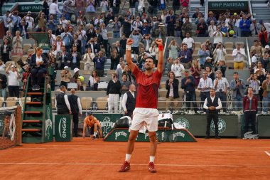 PARIS, FRANCE - 3 Haziran 2024: Sırbistan Grand Slam şampiyonu Novak Cokoviç, Roland Garros 'un Arjantinli Francisco Cerundolo' ya karşı oynadığı 2024 erkekler dördüncü tur karşılaşması sonrasında Philippe Chatrier 'de zaferini kutladı