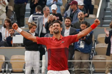 PARIS, FRANCE - 3 Haziran 2024: Sırbistan Grand Slam şampiyonu Novak Cokoviç, Roland Garros 'un Arjantinli Francisco Cerundolo' ya karşı oynadığı 2024 erkekler dördüncü tur karşılaşması sonrasında Philippe Chatrier 'de zaferini kutladı