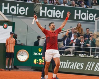 PARIS, FRANCE - 3 Haziran 2024: Sırbistan Grand Slam şampiyonu Novak Cokoviç, Roland Garros 'un Arjantinli Francisco Cerundolo' ya karşı oynadığı 2024 erkekler dördüncü tur karşılaşması sonrasında Philippe Chatrier 'de zaferini kutladı