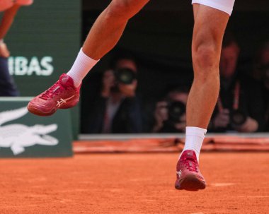 PARIS, FRANCE - 3 Haziran 2024: Sırbistan Grand Slam şampiyonu Novak Cokoviç, 2024 Roland Garros erkekler dördüncü tur karşılaşmasında Arjantinli Francisco Cerundolo ile Philippe Chatrier Sarayı 'nda oynanan Asics özel tenis ayakkabısı giyiyor