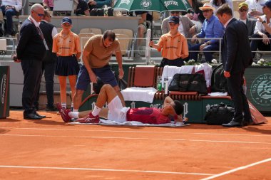PARIS, FRANCE - 3 Haziran 2024: Sırbistan Grand Slam şampiyonu Novak Cokoviç 2024 Roland Garros erkekler dördüncü tur karşılaşmasında Arjantinli Francisco Cerundolo 'ya Philippe Chatrier' de tıbbi yardım aldı