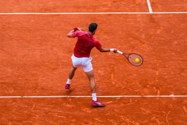 PARIS, FRANCE - 3 Haziran 2024: Sırbistan Grand Slam şampiyonu Novak Cokoviç 2024 Roland Garros erkekler dördüncü tur karşılaşmasında Arjantinli Francisco Cerundolo ile Philippe Chatrier Sarayı 'nda karşılaştı