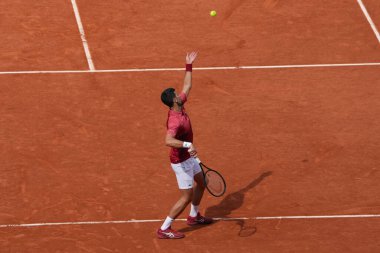 PARIS, FRANCE - 3 Haziran 2024: Sırbistan Grand Slam şampiyonu Novak Cokoviç 2024 Roland Garros erkekler dördüncü tur karşılaşmasında Arjantinli Francisco Cerundolo ile Philippe Chatrier Sarayı 'nda karşılaştı