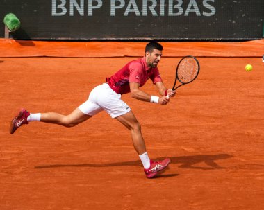 PARIS, FRANCE - 3 Haziran 2024: Sırbistan Grand Slam şampiyonu Novak Cokoviç 2024 Roland Garros erkekler dördüncü tur karşılaşmasında Arjantinli Francisco Cerundolo ile Philippe Chatrier Sarayı 'nda karşılaştı