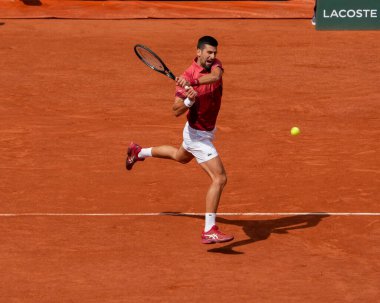 PARIS, FRANCE - 3 Haziran 2024: Sırbistan Grand Slam şampiyonu Novak Cokoviç 2024 Roland Garros erkekler dördüncü tur karşılaşmasında Arjantinli Francisco Cerundolo ile Philippe Chatrier Sarayı 'nda karşılaştı