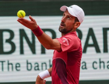 PARIS, FRANCE - 3 Haziran 2024: Sırbistan Grand Slam şampiyonu Novak Cokoviç 2024 Roland Garros erkekler dördüncü tur karşılaşmasında Arjantinli Francisco Cerundolo ile Philippe Chatrier Sarayı 'nda karşılaştı