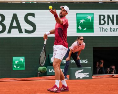 PARIS, FRANCE - 3 Haziran 2024: Sırbistan Grand Slam şampiyonu Novak Cokoviç 2024 Roland Garros erkekler dördüncü tur karşılaşmasında Arjantinli Francisco Cerundolo ile Philippe Chatrier Sarayı 'nda karşılaştı