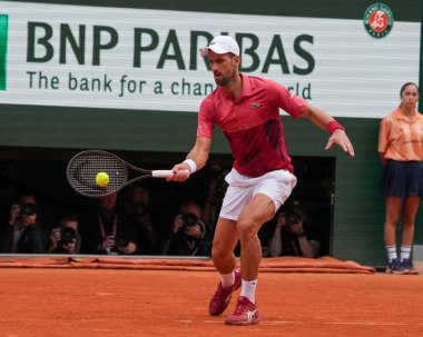 PARIS, FRANCE - 3 Haziran 2024: Sırbistan Grand Slam şampiyonu Novak Cokoviç 2024 Roland Garros erkekler dördüncü tur karşılaşmasında Arjantinli Francisco Cerundolo ile Philippe Chatrier Sarayı 'nda karşılaştı
