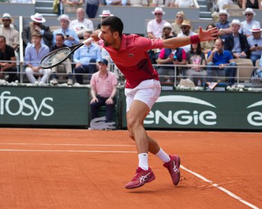 PARIS, FRANCE - 3 Haziran 2024: Sırbistan Grand Slam şampiyonu Novak Cokoviç 2024 Roland Garros erkekler dördüncü tur karşılaşmasında Arjantinli Francisco Cerundolo ile Philippe Chatrier Sarayı 'nda karşılaştı