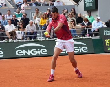 PARIS, FRANCE - 3 Haziran 2024: Sırbistan Grand Slam şampiyonu Novak Cokoviç 2024 Roland Garros erkekler dördüncü tur karşılaşmasında Arjantinli Francisco Cerundolo ile Philippe Chatrier Sarayı 'nda karşılaştı