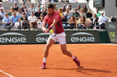 PARIS, FRANCE - 3 Haziran 2024: Sırbistan Grand Slam şampiyonu Novak Cokoviç 2024 Roland Garros erkekler dördüncü tur karşılaşmasında Arjantinli Francisco Cerundolo ile Philippe Chatrier Sarayı 'nda karşılaştı