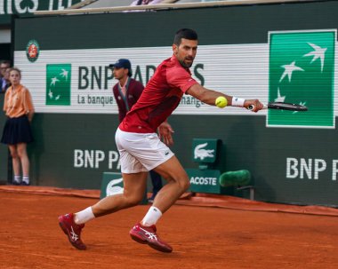 PARIS, FRANCE - 3 Haziran 2024: Sırbistan Grand Slam şampiyonu Novak Cokoviç 2024 Roland Garros erkekler dördüncü tur karşılaşmasında Arjantinli Francisco Cerundolo ile Philippe Chatrier Sarayı 'nda karşılaştı