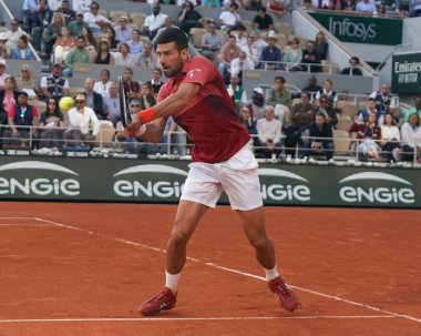 PARIS, FRANCE - 3 Haziran 2024: Sırbistan Grand Slam şampiyonu Novak Cokoviç 2024 Roland Garros erkekler dördüncü tur karşılaşmasında Arjantinli Francisco Cerundolo ile Philippe Chatrier Sarayı 'nda karşılaştı