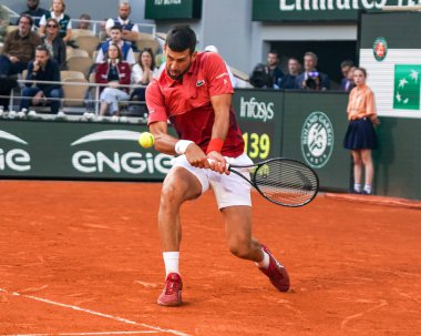 PARIS, FRANCE - 3 Haziran 2024: Sırbistan Grand Slam şampiyonu Novak Cokoviç 2024 Roland Garros erkekler dördüncü tur karşılaşmasında Arjantinli Francisco Cerundolo ile Philippe Chatrier Sarayı 'nda karşılaştı