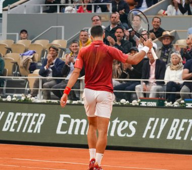 PARIS, FRANCE - 3 Haziran 2024: Sırbistan Grand Slam şampiyonu Novak Cokoviç 2024 Roland Garros erkekler dördüncü tur karşılaşmasında Arjantinli Francisco Cerundolo ile Philippe Chatrier Sarayı 'nda karşılaştı