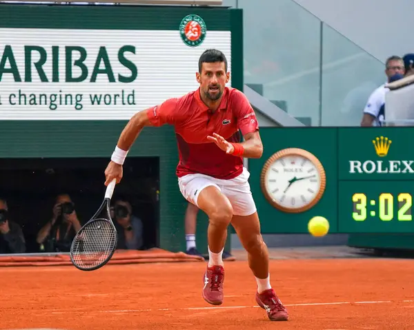 PARIS, FRANCE - 3 Haziran 2024: Sırbistan Grand Slam şampiyonu Novak Cokoviç 2024 Roland Garros erkekler dördüncü tur karşılaşmasında Arjantinli Francisco Cerundolo ile Philippe Chatrier Sarayı 'nda karşılaştı