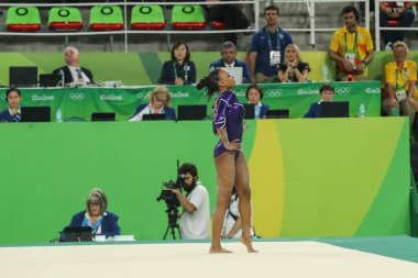 RIO DE JANEIRO, BRAZIL - 11 AĞUSTOS 2016: Brezilyalı artistik jimnastikçi Rebeca Andrade, Rio 2016 Olimpiyat Oyunları 'nda Kadınlar Yer Egzersizleri sırasında mücadele ediyor 