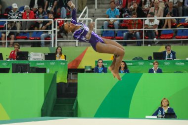 RIO DE JANEIRO, BRAZIL - 11 AĞUSTOS 2016: Brezilyalı artistik jimnastikçi Rebeca Andrade, Rio 2016 Olimpiyat Oyunları 'nda Kadınlar Yer Egzersizleri sırasında mücadele ediyor 