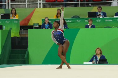 RIO DE JANEIRO, BRAZIL - 11 AĞUSTOS 2016: Rio de Janeiro 'da düzenlenen 2016 Olimpiyat Oyunları' nda ABD 'li Olimpiyat şampiyonu Simone Biles, Rio de Janeiro Olimpiyat Oyunları' nda kadınlar genel vücut jimnastiği dalında mücadele ediyor.