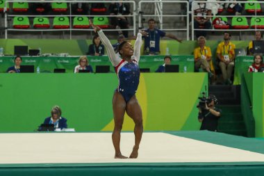 RIO DE JANEIRO, BRAZIL - 11 AĞUSTOS 2016: Rio de Janeiro 'da düzenlenen 2016 Olimpiyat Oyunları' nda ABD 'li Olimpiyat şampiyonu Simone Biles, Rio de Janeiro Olimpiyat Oyunları' nda kadınlar genel vücut jimnastiği dalında mücadele ediyor.
