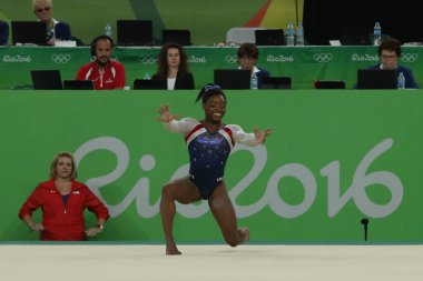 RIO DE JANEIRO, BRAZIL - 11 AĞUSTOS 2016: Rio de Janeiro 'da düzenlenen 2016 Olimpiyat Oyunları' nda ABD 'li Olimpiyat şampiyonu Simone Biles, Rio de Janeiro Olimpiyat Oyunları' nda kadınlar genel vücut jimnastiği dalında mücadele ediyor.