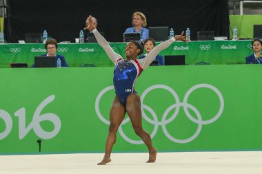 RIO DE JANEIRO, BRAZIL - 11 AĞUSTOS 2016: Rio de Janeiro 'da düzenlenen 2016 Olimpiyat Oyunları' nda ABD 'li Olimpiyat şampiyonu Simone Biles, Rio de Janeiro Olimpiyat Oyunları' nda kadınlar genel vücut jimnastiği dalında mücadele ediyor.