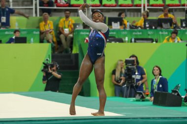 RIO DE JANEIRO, BRAZIL - 11 AĞUSTOS 2016: Rio de Janeiro 'da düzenlenen 2016 Olimpiyat Oyunları' nda ABD 'li Olimpiyat şampiyonu Simone Biles, Rio de Janeiro Olimpiyat Oyunları' nda kadınlar genel vücut jimnastiği dalında mücadele ediyor.