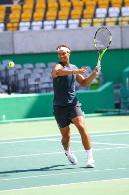 Rio De Janeiro, Brezilya - 5 Ağustos 2016: Olimpiyat Şampiyonu İspanya Rafael Nadal uygulama için Rio 2016 Olimpiyat oyunlarında olimpik Tenis Merkezi