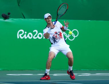 Rio De Janeiro, Brezilya - 12 Ağustos 2016: Olimpiyat Şampiyonu Andy Murray Büyük Britanya'nın işlemi Rio 2016 Olimpiyat Oyunları, Olympic Tennis Centre'erkekler tekler çeyrek final sırasında