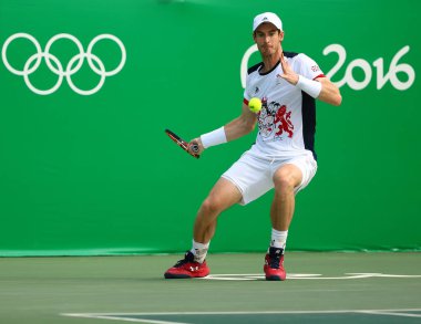 Rio De Janeiro, Brezilya - 12 Ağustos 2016: Olimpiyat Şampiyonu Andy Murray Büyük Britanya'nın işlemi Rio 2016 Olimpiyat Oyunları, Olympic Tennis Centre'erkekler tekler çeyrek final sırasında