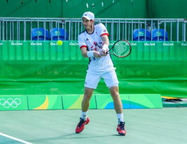 Rio De Janeiro, Brezilya - 12 Ağustos 2016: Olimpiyat Şampiyonu Andy Murray Büyük Britanya'nın işlemi Rio 2016 Olimpiyat Oyunları, Olympic Tennis Centre'erkekler tekler çeyrek final sırasında