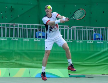 Rio De Janeiro, Brezilya - 12 Ağustos 2016: Olimpiyat Şampiyonu Andy Murray Büyük Britanya'nın işlemi Rio 2016 Olimpiyat Oyunları, Olympic Tennis Centre'erkekler tekler çeyrek final sırasında
