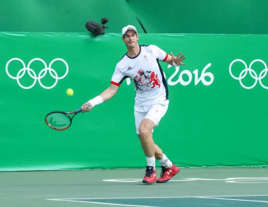 Rio De Janeiro, Brezilya - 12 Ağustos 2016: Olimpiyat Şampiyonu Andy Murray Büyük Britanya'nın işlemi Rio 2016 Olimpiyat Oyunları, Olympic Tennis Centre'erkekler tekler çeyrek final sırasında